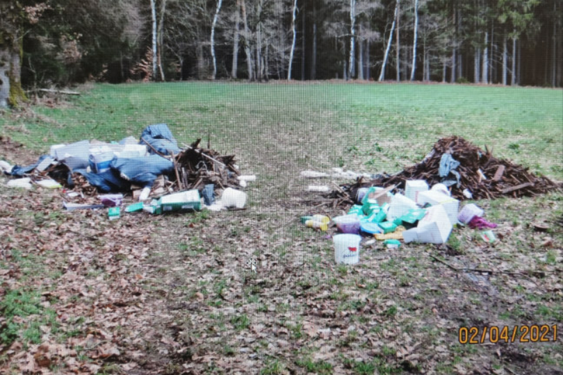Müll illegal auf Wiese in Wildenau entsorgt
