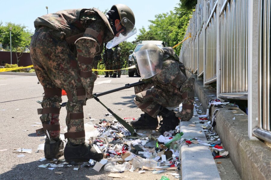 Müll per Ballon: Streit zwischen Nord- und Südkorea - Südkoreanische Soldaten in Schutzkleidung untersuchen Müll aus einem aus Nordkorea entsandten Ballon.