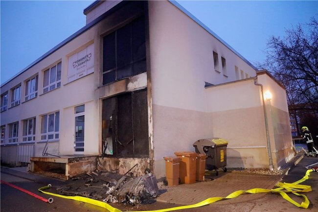 Gegen 4.30 Uhr am Dienstagmorgen brannten Mülltonnen an diesem Ärztehaus.