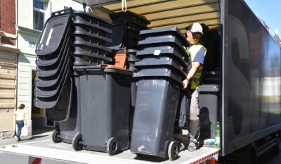 Müllgebühren-Posse: Amt nimmt Brief nicht an - Neue Mülltonnen wurden 2018 im Vogtland verteilt, 2019 trat das neue Abfallkonzept in Kraft. Seither gab's immer wieder Pannen. 