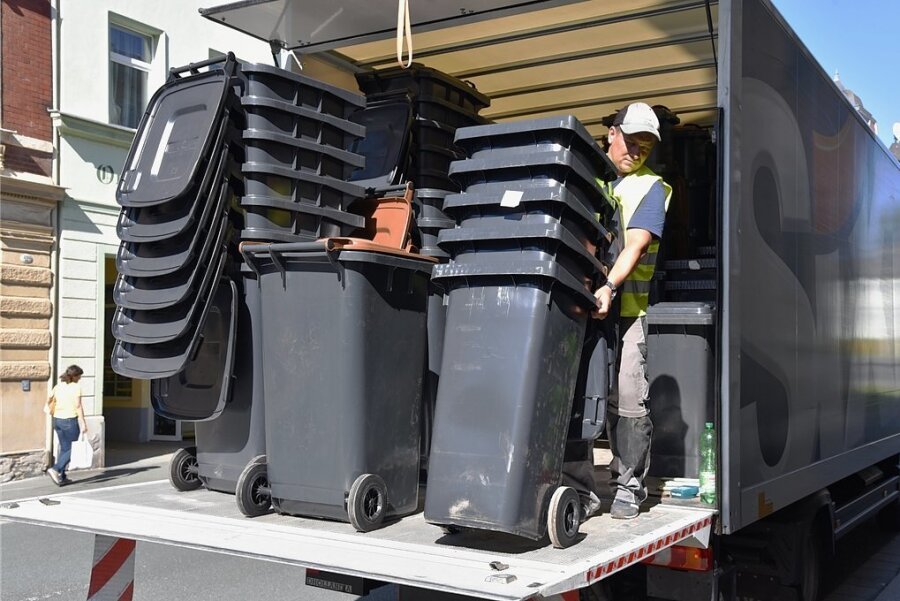 Neue Mülltonnen wurden 2018 im Vogtland verteilt, 2019 trat das neue Abfallkonzept in Kraft. Seither gab's immer wieder Pannen. 