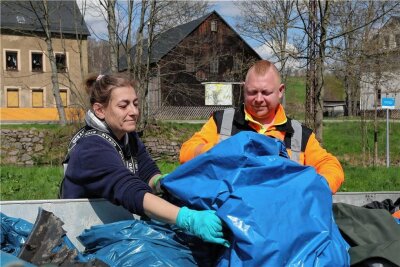 "Müllpolizei" sammelt in Burkhardtsdorf an Fluss 400 Kilogramm Abfall ein - Heiko Schober und Sabine Illing sortieren den eingesammelten Müll.