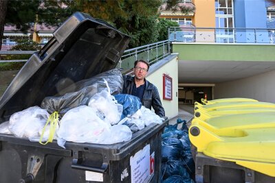 Müllproblem sorgt weiter für Ärger: Kein Ende im Wohnpark Burgstädt abzusehen - Justiziar Dirk Stimming vom Wohnpark Lindenhof in Burgstädt zeigt auf die übervollen Müllcontainer, die nicht mehr wöchentlich abgeholt werden.