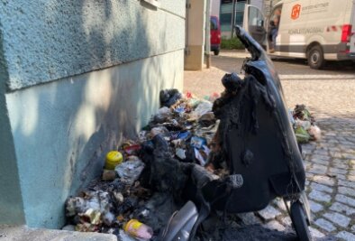 Mülltonne abgebrannt - wer ist dann zuständig? - Die Überreste einer abgebrannten Mülltonne blieben tagelang an der Gewandhausstraße in Zwickau liegen. 