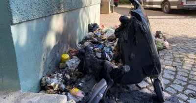 Mülltonne abgebrannt - wer ist dann zuständig? - Eine abgebrannte Mülltonne in der Gewandhausstraße in Zwickau. 