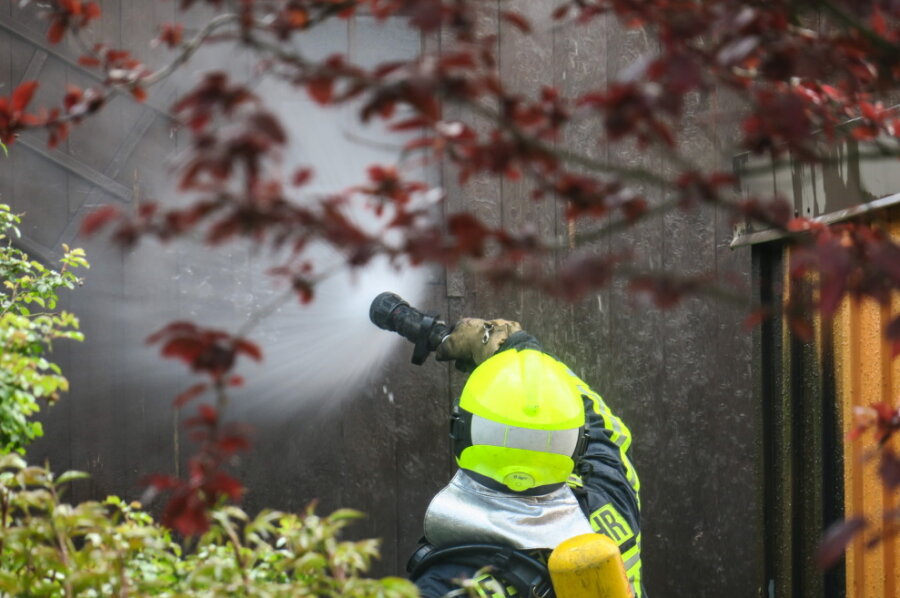 Mülltonnen brennen - Hitze beschädigt Auto - Kurz vor 13 Uhr am Sonntag wurden die Feuerwehren aus Schneeberg und Bad Schlema zu brennenden Mülltonnen nach Schneeberg gerufen.