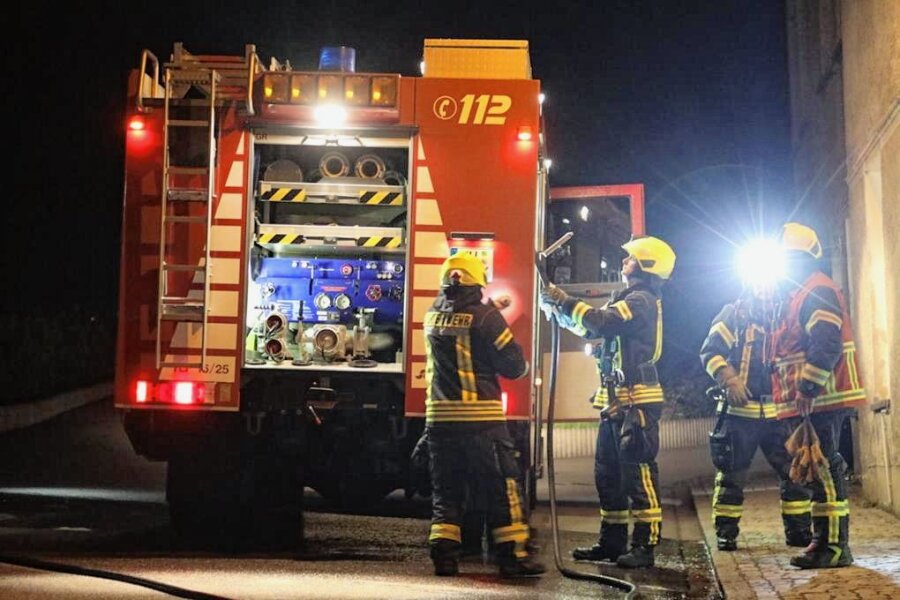 Die Feuerwehr musste am Sonntagabend in Mittweida zu einem Mülltonnenbrand am Technikumplatz ausrücken. 