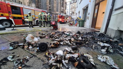 Mülltonnenbrand auf Zwickauer Hauptmarkt - Hotelgäste mussten Gebäude verlassen - 