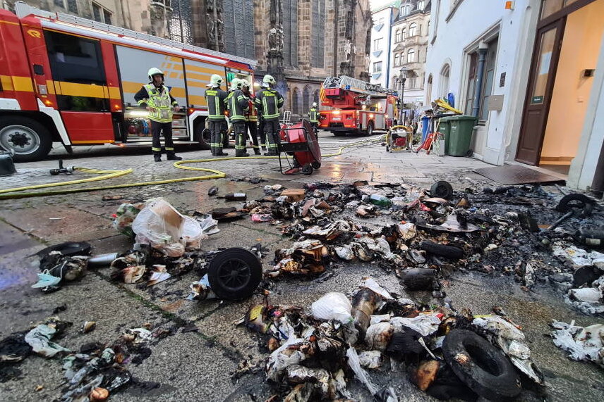 Mülltonnenbrand auf Zwickauer Hauptmarkt - Hotelgäste mussten Gebäude verlassen - 