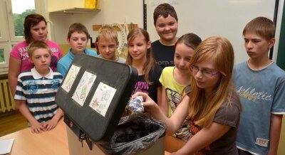 Mülltrennung in jedem Klassenzimmer - Die Klasse 6 der Evangelischen Mittelschule Lunzenau achtet genau auf die Mülltrennung. Dazu wurde sogar der Mülleimer beschriftet.