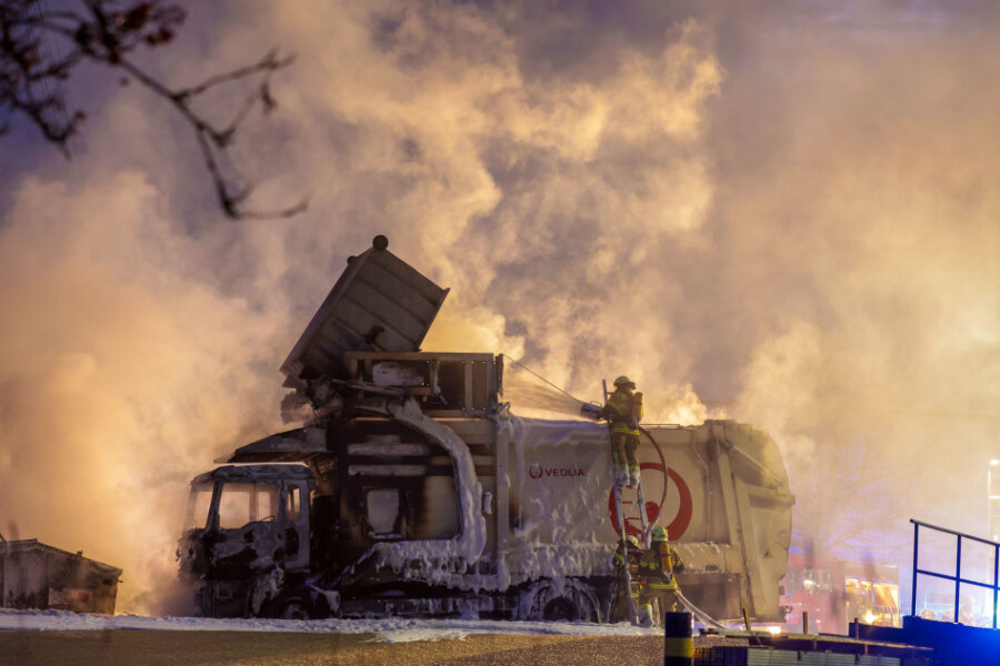 Müllwagen brennt in Limbach-Oberfrohna: 250.000 Euro Schaden - 