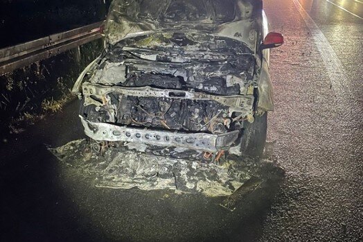 Mülsen: Ford brennt aus - Trotz Feuerwehreinsatzes war der Wagen nicht mehr zu retten.