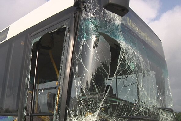 Mülsen St. Jacob: Bus prallt auf Laster - 