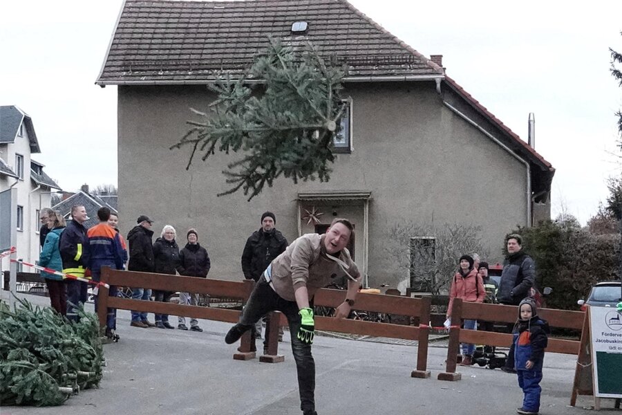 Mülsener Baumwerf-Spaß: Wer knackt die 13,36 Meter? - Manuel Mildner aus Mülsen probierte es im Vorjahr, den Rekord zu knacken.