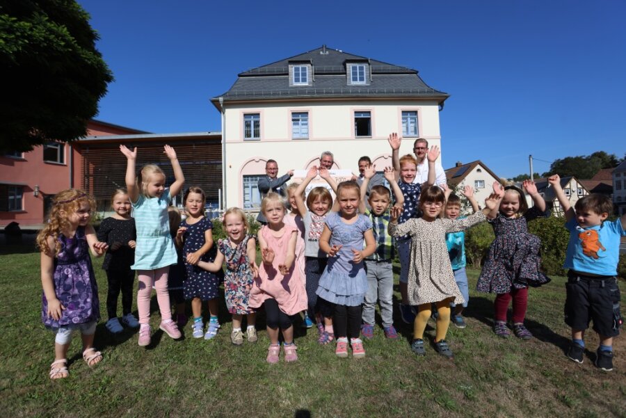 Mülsener Firma ist Partner für hochspannende Projekte - Während Bürgermeister Michael Franke den symbolischen Scheck über 7000Euro für die Kitas im Ort erhielt, bekamen die Kinder alle ein Eis.