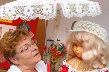 Mülsener Klöppelzirkel feiert 25-jähriges Bestehen mit Ausstellung - Für ihre Puppe hat Sonja Luksch sogar einen passenden Sonnenschirm geklöppelt.
