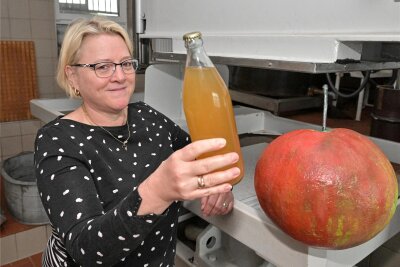 Mülsener Obstbauverein braucht eine neue Flaschen-Waschmachine - In der Mosterei des Obstbauvereins Mülsen St. Micheln – im Bild Vereinschefin Yvonne Vogel.