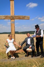 Mülsener Paar feiert Hochzeit unterm Gipfelkreuz von Marienau - 22. Juli 2022: Unterm Gipfelkreuz in 440 Metern Höhe gaben sich Pierre und Tatjana bei einer freien Trauung mit Redner Dieter Unger das Ja-Wort.