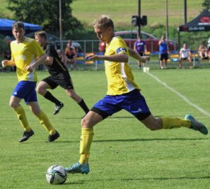 Mülsener schlagen wieder zu - Der Mülsener Jonas Schebitz gab beim 4:2-Heimsieg seiner Mannschaft im Mittelfeld den Takt an. Der 22-Jährige ist seit August 2012 beim SV und seit vergangenem Donnerstag der neue Kapitän der Blau-Gelben. 