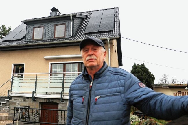 Mülsener wartet seit einem halben Jahr auf letztes Bauteil für seine Solaranlage - Die Module sind längst installiert, auch der Wechselrichter wurde inzwischen geliefert. Doch Dietmar Krügels Solaranlage ist nach einem halben Jahr Wartezeit noch immer nicht vollständig. 