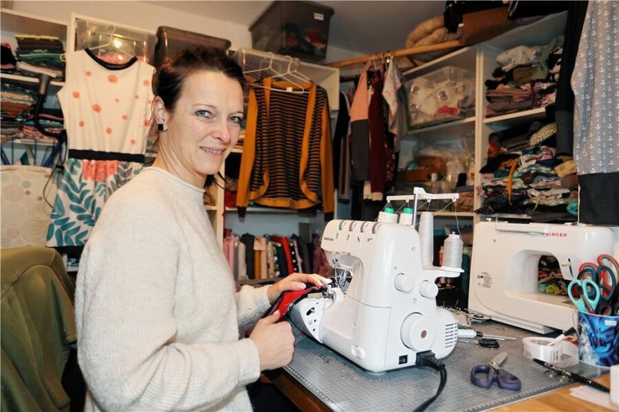 Mülsenerin rettet beliebte Kreativmesse - An der Nähmaschine in ihrer Hobbywerkstatt fertigt Susann Tennert Kleidung für Kinder und Erwachsene. 