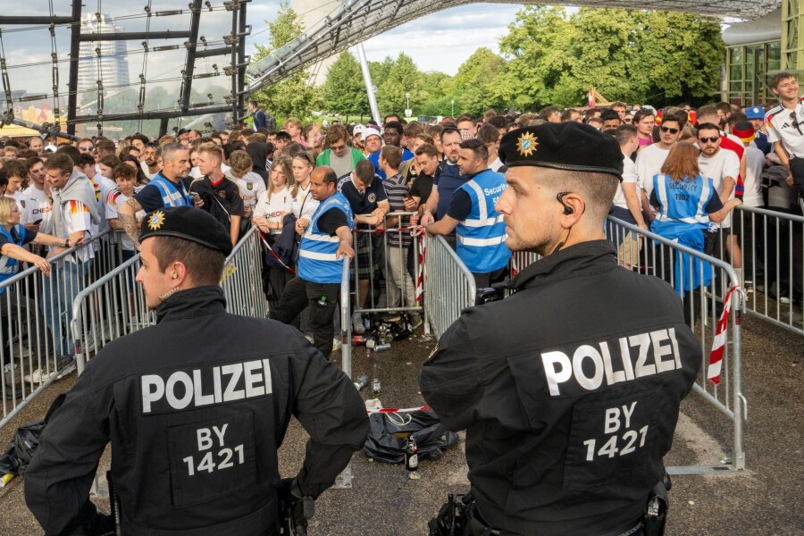 Münchner Fanzone voll: Polizei sperrt Zugang im Olympiapark - Polizei und Ordner sperren den Zugang zur offiziellen Fanzone im Olympiapark.