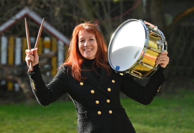 Perkussionistin und Wahlmühlauerin Babette Haag mit einer kleinen Trommel. 