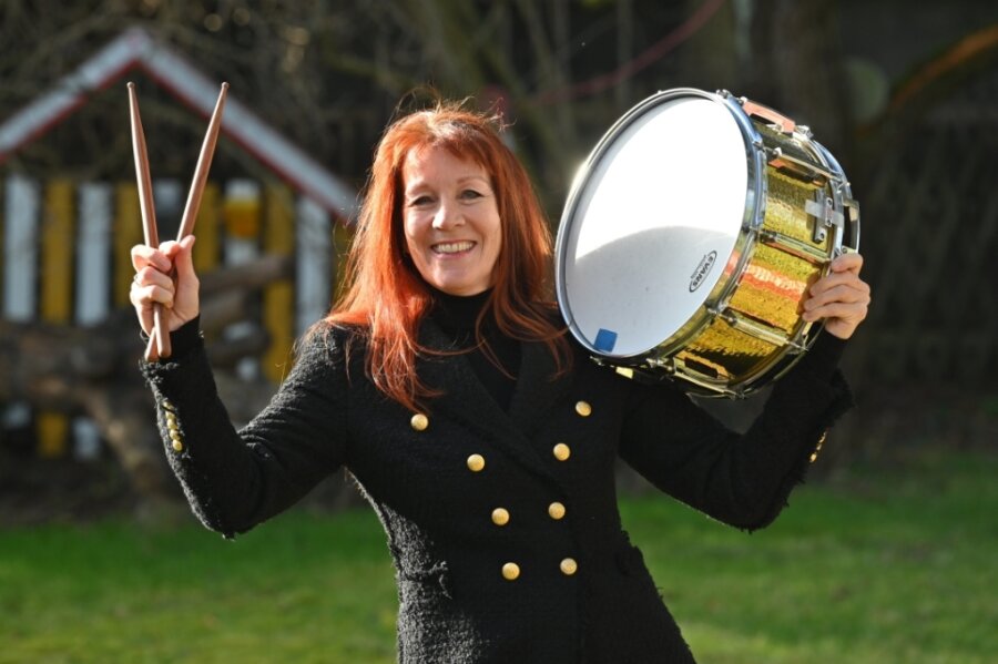 Münchnerin liebt die Dorfidylle - Perkussionistin und Wahlmühlauerin Babette Haag mit einer kleinen Trommel. 