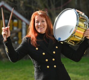 Münchnerin liebt die Dorfidylle - Babette Haag mit einer kleinen Trommel. 