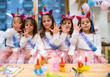 Münsteraner Fünflinge feiern 5. Geburtstag - Wiedersehen in der Klinik - Im Klinik-Kindergarten gab es für Maria, Melissia, Josefina, Justina und Elelyn eine kleine Geburtstagsfeier.