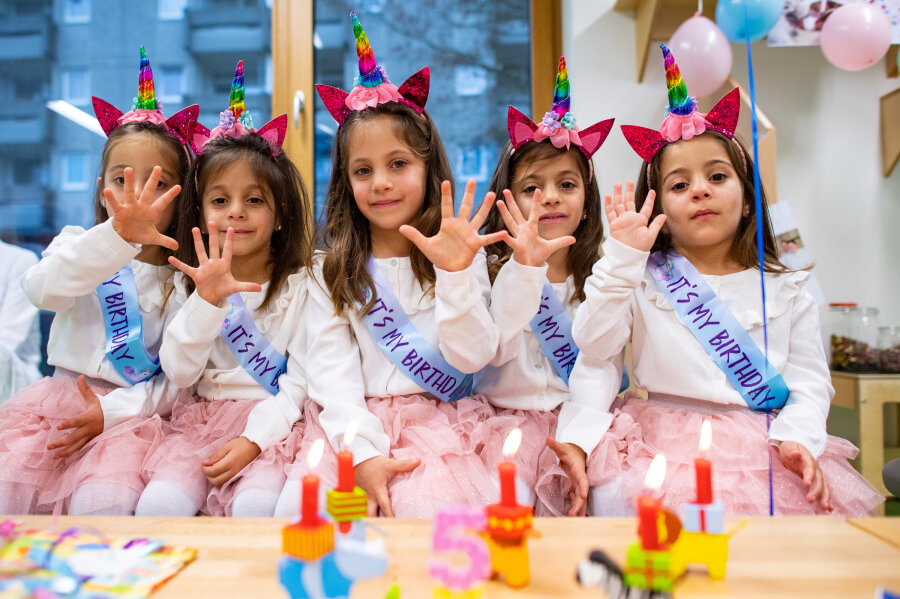 Münsteraner Fünflinge feiern 5. Geburtstag - Wiedersehen in der Klinik - Im Klinik-Kindergarten gab es für Maria, Melissia, Josefina, Justina und Elelyn eine kleine Geburtstagsfeier.