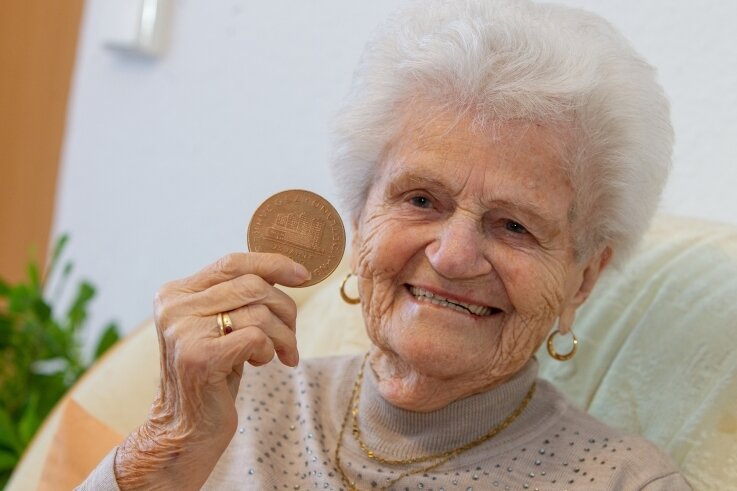 Münze wirft Frage auf: Feiert Plauen wirklich 900-Jähriges? - Ein Zufallsfund: Die 94-jährige Alice Wölfel mit ihrer Gedenk-Medaille zum 750. Stadtgeburtstag Plauens aus dem Jahr 1974.