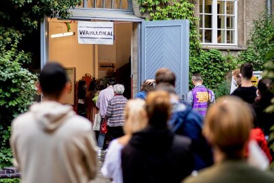 Müssen Berliner die Wahl wiederholen? - Am 26. September 2021 bildeten sich vor Berliner Wahllokalen lange Schlangen, weil zum Beispiel Stimmzettel fehlten. 