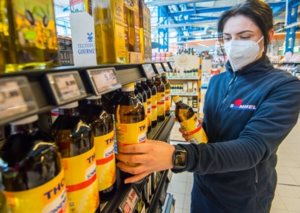 Im Simmel-Markt in Aue bestückt Einzelhandelskauffrau Christin Windisch die Regale mit Sonnenblumenöl. Die dreifache Menge von derzeit stark nachgefragten Produkten wurde geordert. 