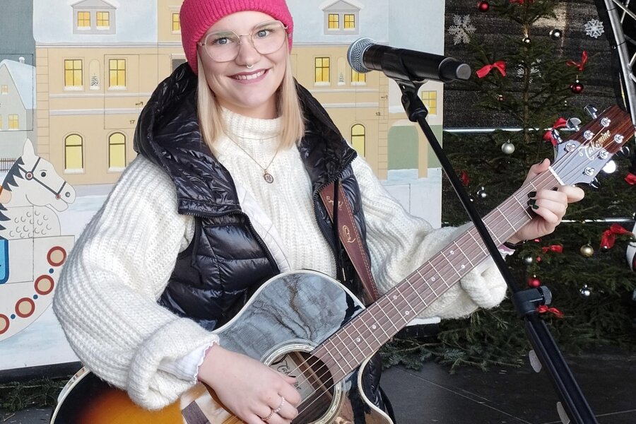 Mulda: Junge Sängerin bei lebendigem Adventskalender dabei - Emily Zeise, hier auf dem Weihnachtsmarkt in Olbernhau, tritt am 22. Dezember zum Adventskalender in Mulda auf.