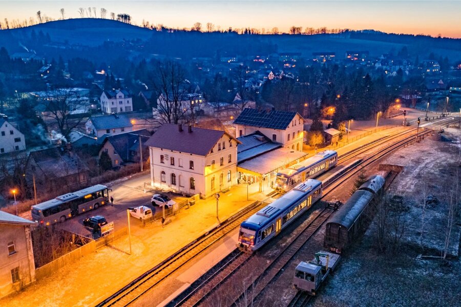 Mulda und sein kurioser Bahnhof: Auf dieser Bahnstrecke im Erzgebirge wird nie gestreikt - In Mulda ist die Eisenbahnwelt in Ordnung. Von hier aus wird der Zugverkehr zwischen Freiberg und Holzhau geleitet - und auf zwei Strecken in Rheinland-Pfalz.