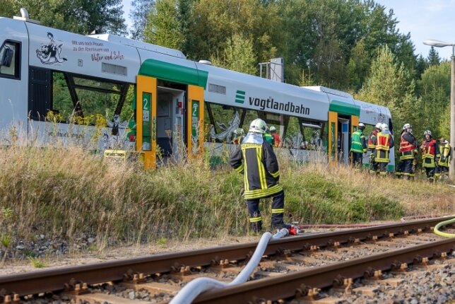 Muldenberg: Brand in Lok der Vogtlandbahn - Dieser Triebwagen der Vogtlandbahn geriet am Montagnachmittag in Brand. 45 Feuerwehrleute waren im Löscheinsatz in Muldenberg beteiligt.