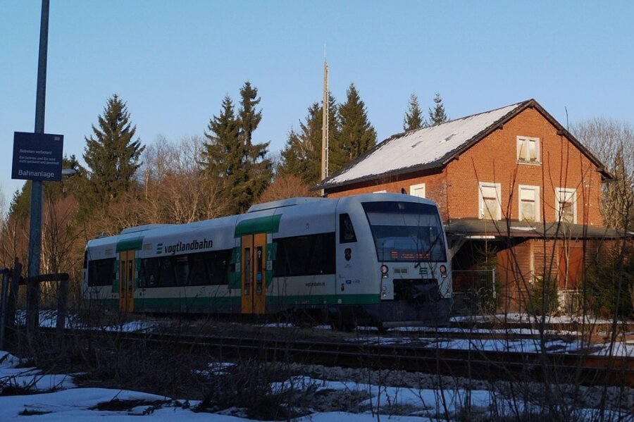Muldenberg: Ein Bahnhof auf dem Abstellgleis - Seit Mai 2014 hält die Vogtlandbahn nicht mehr am ehemaligen Bahnhof Muldenberg.
