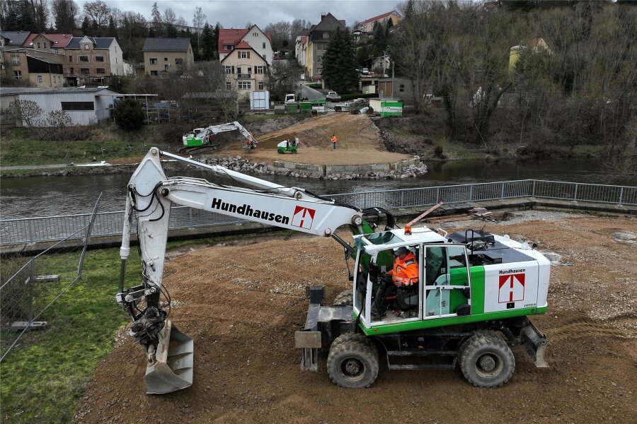 Muldenbrücke in Lunzenau: Wann wird sie gesperrt? - Im Bereich Muldenterrasse in Lunzenau laufen Vorbereitungsarbeiten für den Bau einer Ersatzbrücke. Die wird gebraucht, damit die Muldenbrücke saniert werden kann.
