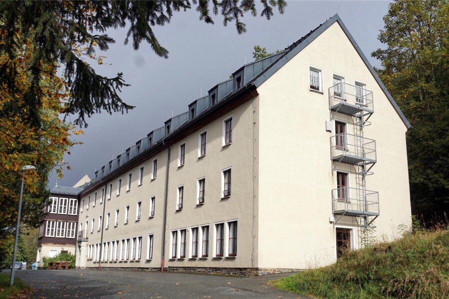 Muldenhammer: Erstaufnahmeeinrichtung für den Freistaat Sachsen ist vom Tisch - Nach dem Umzug der Forstschule nach Bad Reiboldsgrün steht das als Ausbildungsstätte seit 1956 genutzte Gebäude in Morgenröthe-Rautenkranz leer.
