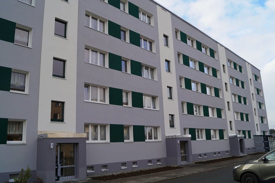 Muldenhammer sucht neues Konzept für Wohnungsbestand - Die 2014/15 für zwei Millionen Euro erfolgte Sanierung des Neubaublocks Hammerbrücker Straße 7 G-K (Foto) inTannenbergsthal war ein Großprojekt für die Gemeinde Muldenhammer.
