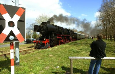 Muldentalbahn: Signal noch nicht auf grün - 
              <p class="artikelinhalt">Ob im Frühjahr, wie hier zu Ostern 2007, auf der Muldentalbahn Züge im touristischen Gelegenheitsverkehr rollen, hängt von mehreren Faktoren ab.</p>
            