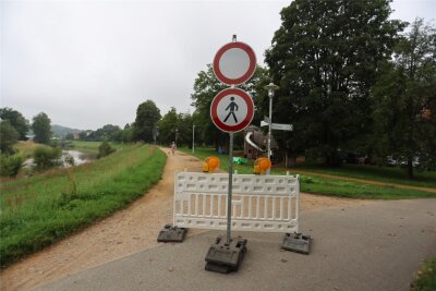 Mulderadweg in Zwickau seit Montag gesperrt - Am Tuchmacherdamm sind Sperrschilder bereits aufgestellt.
