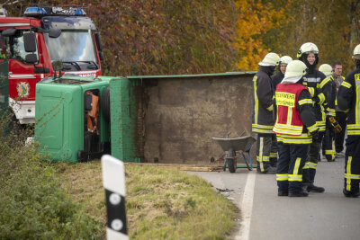 Multicar kippt bei Zwönitz um: Fahrer schwer verletzt - 