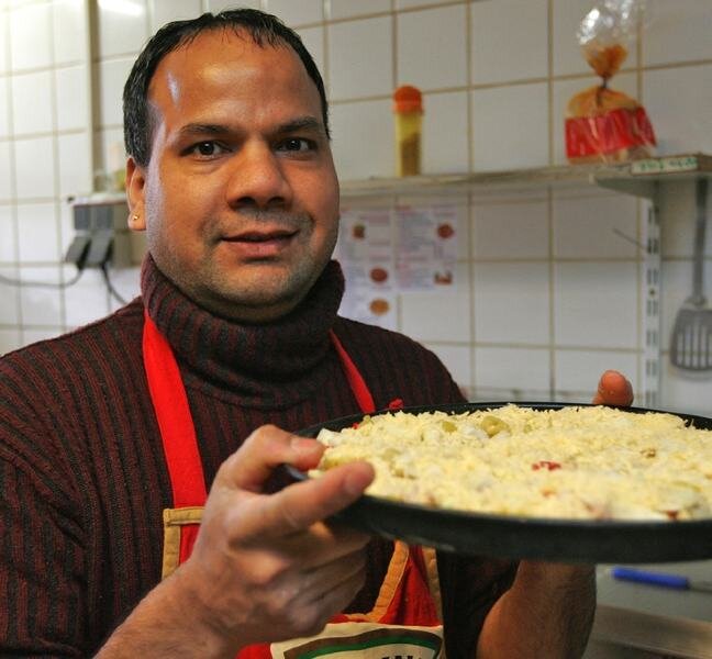 
              <p class="artikelinhalt">Seit zwölf Jahren betreibt Sucha Lohtia in Werdau eine Pizzeria. Sein Bruder Jiwan Lohtia (im Bild) ist beim Pizza-Express an der Uferstraße der Küchenchef. Beide Männer kommen ursprünglich aus Indien.</p>
            