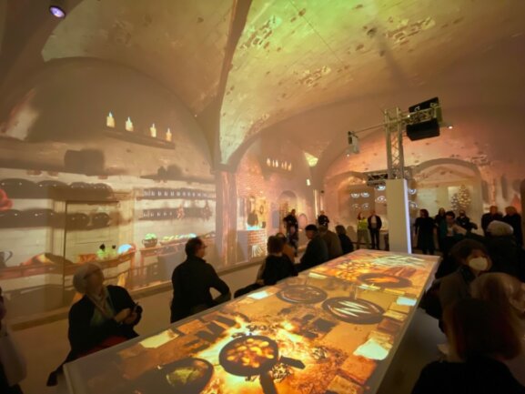 Multimediale Ausstellung in Augustusburg: Zu Gast am Tisch des Kurfürsten - Hier verbrennt sich niemand die Zunge: Speisen präsentiert auf virtuelle Art.