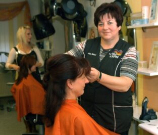 Multitalent Barbier: Vom Zähne ziehen bis zum Rasieren - Karin Baier ist seit 2003 Obermeisterin der Friseurinnung Marienberg- Annaberg- Zschopau. Ihr gehören 36 Betriebe an. 