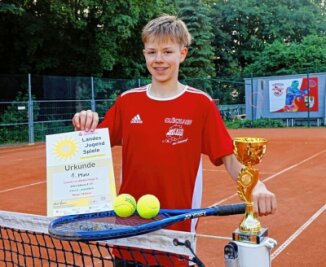 Multitalent lässt am Netz aufhorchen - Diego Molnar ist stolz auf seine neueste Trophäe, die er beim Tennisturnier anlässlich der Landesjugendspiele gewann. 