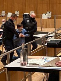Mund-Nase-Schutz nicht korrekt getragen: Pro-Chemnitz-Mitglied von Stadtratssitzung ausgeschlossen - Hinzugerufene Polizisten trugen den Stadtrat aus dem Saal. 