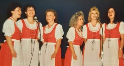 Mundart funktioniert auch in den USA - Carmen Krüger ist Mitglied der Heimatgruppe Ehrenfriedersdorf. Zahlreiche Gastspiele führten die Erzgebirger in viele Regionen, so auch in die USA. Der Schnappschuss zeigt das Ensemble 1992 in Amerika, Carmen Krüger ist die Dritte von links. 